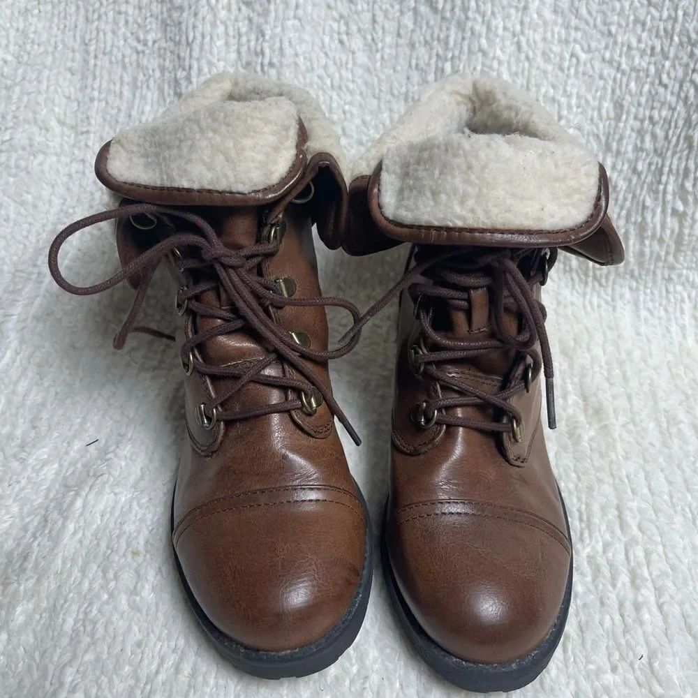 Arizona Jean Company Synthetic brown Lace up boots off white Faux Fur trim SZ9